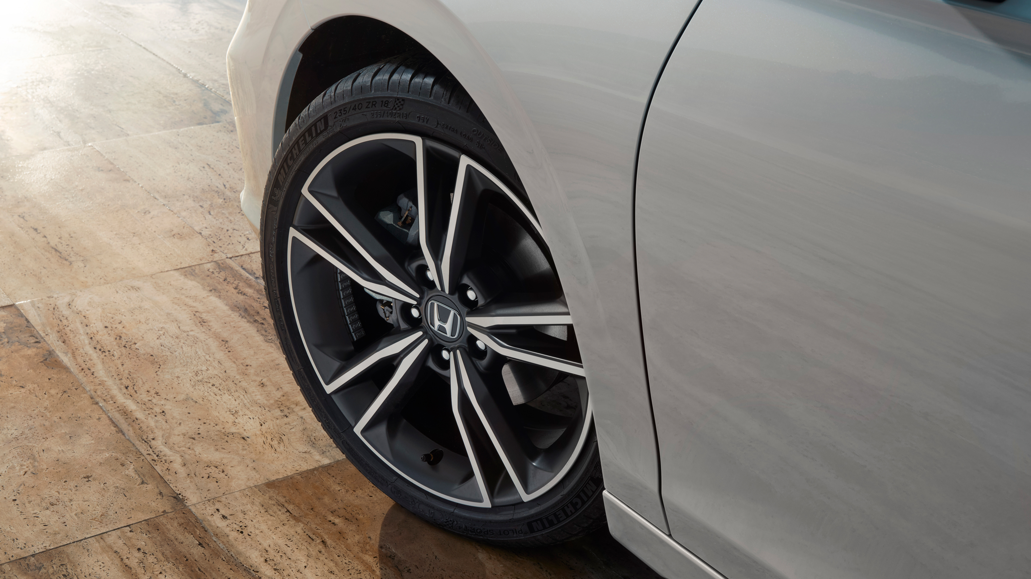 Gros plan de la jante en alliage de la Civic Hybrid. 